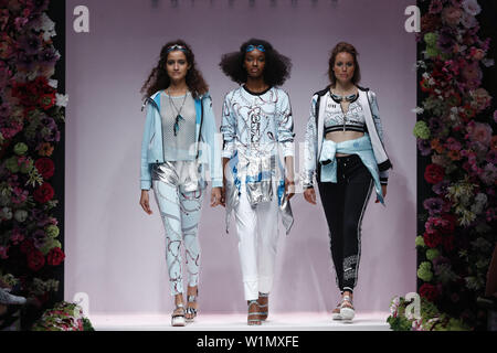 Berlin, Allemagne. 3 juillet, 2019. Présente des créations de modèles AFFINITY Kitzbuehel lors de la Mercedes-Benz Fashion Week Spring/Summer 2020 à Berlin, capitale de l'Allemagne, le 3 juillet 2019. Credit : Binh Truong/Xinhua/Alamy Live News Banque D'Images