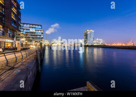 L'architecture moderne dans le crépuscule, Am Kaiserkai, avec vue sur le port et Grasbrook-Tour Marco-Polo, HafenCity, Hambourg, Allemagne Banque D'Images