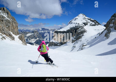 Retour Femmes de ski de fond, ski de descente à travers Val Pisciadu, Groupe du Sella, Dolomites, Tyrol du Sud, Italie Banque D'Images