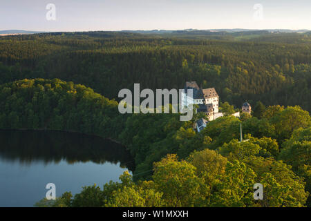 Barrage Saale près de Burgk château, parc naturel Thueringer Schiefergebirge / Obere Saale, Thuringe, Allemagne Banque D'Images