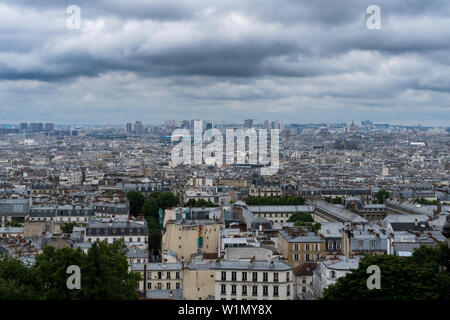 Paris, France - 1 juillet 2017 : architecture de Paris contre un ciel nuageux Banque D'Images