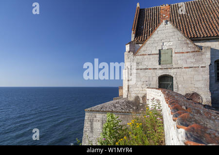 Ancienne église de Højerup sur les falaises de Stevns Klint, Store Heddinge, presqu'île de Stevns, la Nouvelle-Zélande, la Scandinavie, le Danemark, le nord de l'Europe Banque D'Images