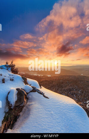 Couché dans la neige, de la direction générale de la vue, Puhlstein Busenberg, Forêt du Palatinat, Rhénanie-Palatinat, Allemagne Banque D'Images