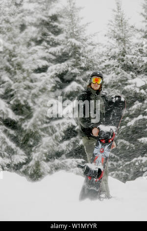 Snowboarder dans une tempête, Reutte, Tyrol, Autriche Banque D'Images