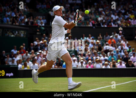 Kyle Edmund en action sur la troisième journée du tournoi de Wimbledon à l'All England Lawn Tennis et croquet Club, Wimbledon. Banque D'Images