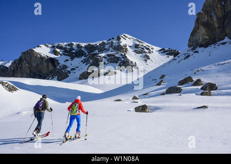 Deux personnes ski ordre croissant vers Piz Lischana, Piz Lischana Sesvenna, Alpes, Engadine, Grisons, Suisse Banque D'Images