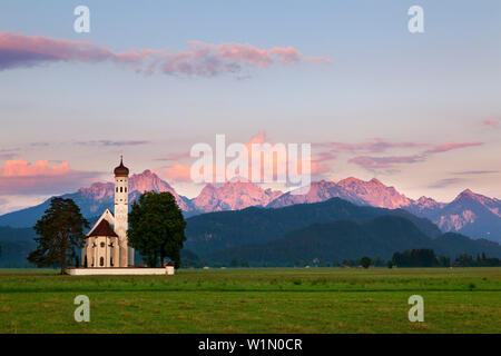 St Coloman église de pèlerinage près de Schwangau à l'aube, vue de l'Allgaeu, Tannheimer Berge, Bavière, Allemagne Banque D'Images
