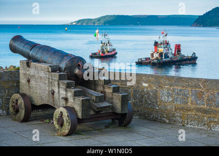 Un bâtiment restauré du xixe siècle Blomefield fonte design points de canon à travers l'eau, des bateaux, de passby sur front de mer de Plymouth dans le sud du Devon, UK Banque D'Images