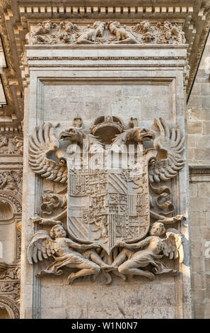 Armoiries de l'Espagne variantes à la Puerta del perdon du Catedral de Granada, vue de la rue Calle Carcel Baja à Grenade, Andalousie, Espagne Banque D'Images