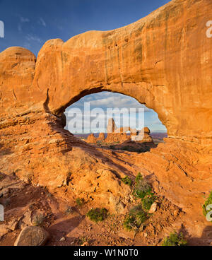 Turrent Arch durch das fenêtre nord, la section Windows, Arches National Park, Utah, USA Banque D'Images