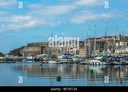 Sutton Harbour, anciennement connu sous le nom de pool de Sutton, port d'origine de la ville de Plymouth dans le quartier de Barbican historique avec Citadelle Royale. Devon, Angleterre. Banque D'Images