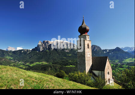 Clocher d'église avec Sciliar, Klobenstein, Alpes Sarntal, Dolomites, UNESCO World Heritage Site, Tyrol du Sud, Italie Banque D'Images
