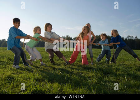 Enfants jouant à la corde, des anniversaires Banque D'Images
