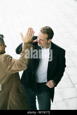 Deux hommes sont heureux d'un contrat, give me five Banque D'Images