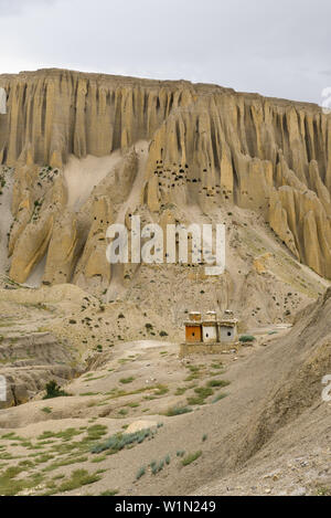 Chorten bouddhiste dans le typique paysage surréaliste pour Mustang dans le désert autour de la haute vallée de la Kali Gandaki, la plus profonde vallée au monde, doit Banque D'Images