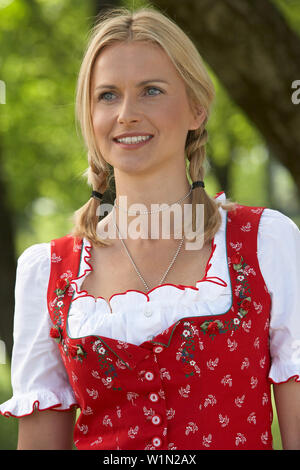 Smiling young woman wearing dirndl dress Banque D'Images