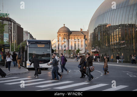 Les piétons à la gare centrale, Strasbourg, Alsace, France Banque D'Images