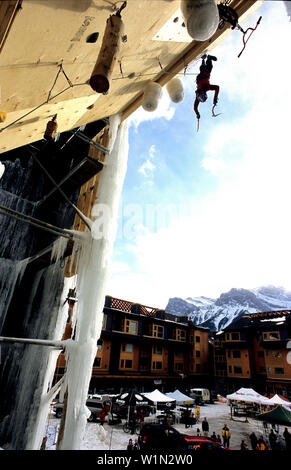 Femme gagnant au concours de l'escalade de glace, Canmore, Canada, Ines Papert, Mars 2004 Banque D'Images