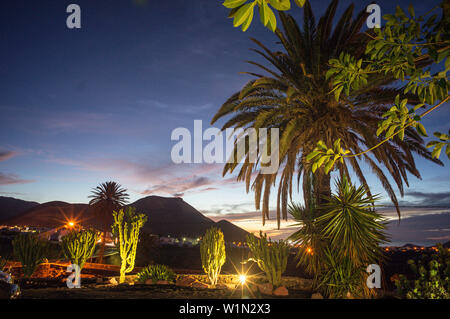 Coucher du soleil à Yaiza, Lanzarote, îles Canaries, Espagne Banque D'Images