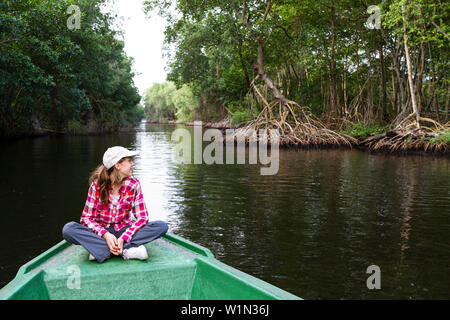 13 ans, fille, sur un voyage en bateau dans les mangroves, marécages Caroni, Trinité, Antilles, Caraïbes, Amérique du Sud Banque D'Images