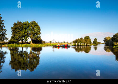 Excursion en bateau sur la rivière Hamme, Worpswede, Teufelsmoor, Basse-Saxe, Allemagne Banque D'Images