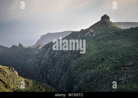 Formation rocheuse proéminente et sentiers dans le parc national du paysage autour de mountaineous Parque Nacional de Garajonay, La Gomera, Canary Islands, Spain Banque D'Images