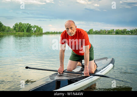 Portrait de l'environnement d'un pagayeur sur son stand up paddleboard sur un lac calme dans le Colorado. Banque D'Images