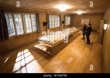 03 juillet 2019, Saxe, Dresde : Les participants d'une visite de presse au Musée d'histoire militaire de Dresde dans l'exposition "Le führer Adolf Hitler est mort' dans un décor de cinéma du film "Valkyrie" (opération Valkyrie). L'exposition (04 juillet au 03 décembre 2019) est consacré à la préhistoire, l'évolution et les conséquences de l'attentat contre Hitler par Claus Schenk Graf von Stauffenberg. Photo : Sebastian Kahnert/dpa-Zentralbild/dpa Banque D'Images