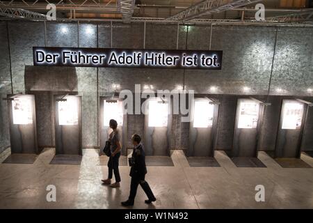 03 juillet 2019, Saxe, Dresde : Les participants d'une visite de presse sur l'exposition "Le führer Adolf Hitler est mort' dans le musée d'histoire militaire de Dresde. L'exposition (04 juillet au 03 décembre 2019) est consacré à la préhistoire, l'évolution et les conséquences de l'attentat contre Hitler par Claus Schenk Graf von Stauffenberg. Photo : Sebastian Kahnert/dpa-Zentralbild/dpa Banque D'Images