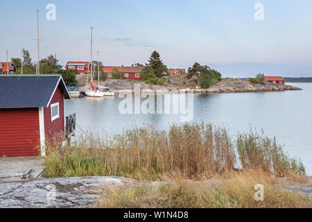 Harbour à Berg sur l'île de l'archipel de Stockholm en Moeja, Uppland, Stockholms terre, sud de la Suède, Suède, Scandinavie, dans le Nord de l'Europe Banque D'Images