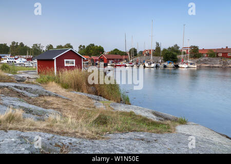 Harbour à Berg sur l'île de l'archipel de Stockholm en Moeja, Uppland, Stockholms terre, sud de la Suède, Suède, Scandinavie, dans le Nord de l'Europe Banque D'Images