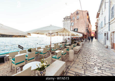 Restaurants dans le port de Rovinj, Istrie, Croatie Banque D'Images