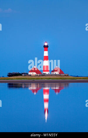 Leuchtturm se reflétant dans les appartements, phare de Westerhever, Eiderstedt péninsule, Schleswig-Holstein, Allemagne Banque D'Images