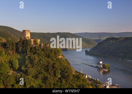 Vue de la vallée du Haut-Rhin moyen avec Château Pfalzgrafenstein dans le Rhin et le château de Gutenfels au-dessus, près de Kaub, Rhénanie-Palatinat, Allemagne, Banque D'Images