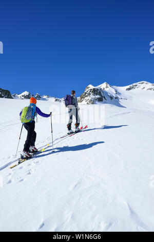 Deux skieurs de l'arrière-pays l'ordre croissant à l'Oberhalbstein Piz Lagrev, Alpes, Engadine, canto de Graubuende, Suisse Banque D'Images