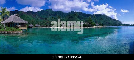 Bungalows sur pilotis de l'InterContinental Beachcomber Resort, Moorea, Polynésie Française, Pacifique Sud Banque D'Images