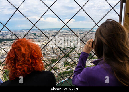 Les femmes profitant de la vue de la Tour Eiffel sur la ville de Paris, France, Europe Banque D'Images