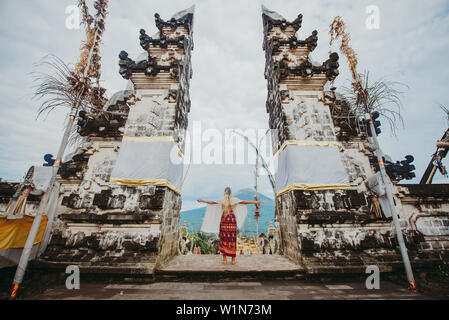 Belle fille passer un moment au ciel porte portes à Bali, Lempuyang Banque D'Images