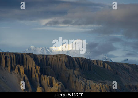 Paysage près d'Dhigaon surréaliste typique de Mustang dans le désert autour de la haute vallée de la Kali Gandaki, la plus profonde vallée au monde (7061 m de Nilgiri, Banque D'Images