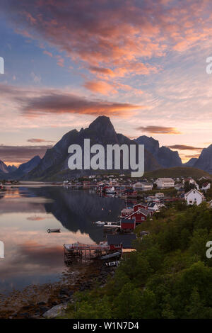 Le lever du soleil sur le village de pêcheurs de reine à l'été, Moskenes, Lofoten, Norvège, Scandinavie Banque D'Images