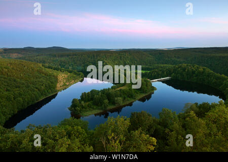 Barrage Saale près de Burgk château, parc naturel Thueringer Schiefergebirge / Obere Saale, Thuringe, Allemagne Banque D'Images