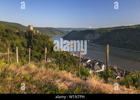 Vue de la vallée du Haut-Rhin moyen avec Château Pfalzgrafenstein dans le Rhin et le château de Gutenfels au-dessus, près de Kaub, Rhénanie-Palatinat, Allemagne, Banque D'Images