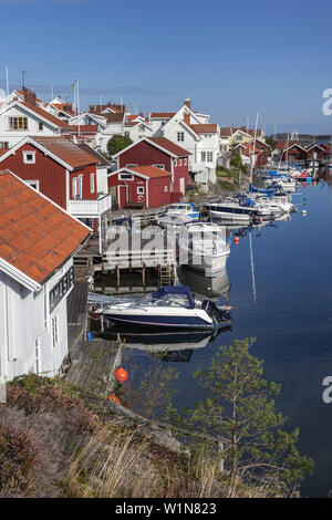 Chalets suédois dans le port de l'Île, Grundsund, Skaftö Västergötland, Bohuslän, vacances, sud de la Suède, Suède, Scandinavie, Europe du Nord, de l'Union européenne Banque D'Images