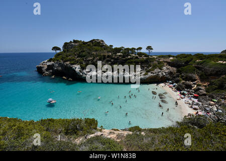 La natation de personnes dans la baie de Calo des Moro, Mallorca, Espagne Banque D'Images