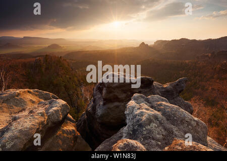 Début du printemps coucher de soleil au dessus des montagnes de grès de l'Elbe au début du printemps, vu de la Grosser Winterberg avec une large vue sur la vallée de l'Elbe, Saxon Banque D'Images