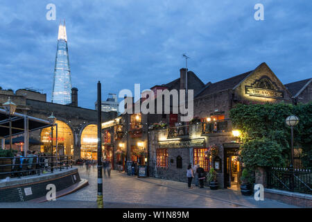 L'anchor Pub, Riverside, Thames Contexte Le Shard t par l'architecte Renzo Piano, Southwalk, nuages, London, UK Banque D'Images