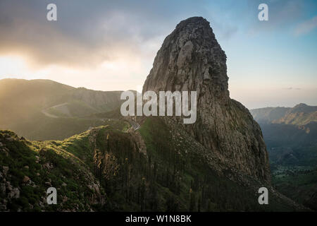 Lever du soleil à la formation rocheuse Los Roques à Parque Nacional de Garajonay, La Gomera, Canary Islands, Spain Banque D'Images