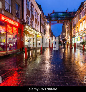 China Town , Gerrard Street, à la Pluie, Londres, UK Banque D'Images