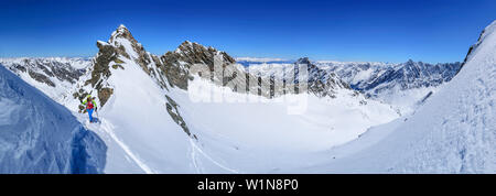 Panorama avec femme ski de Winnebacher Weisserkogel à croissant, Winnebacher Weisserkogel, Sellrain, Alpes de Stubai, Tyrol, Autriche Banque D'Images