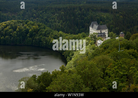 Barrage Saale près de Burgk château, parc naturel Thueringer Schiefergebirge / Obere Saale, Thuringe, Allemagne Banque D'Images